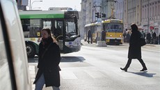 K�i�ovatka Americké a Klatovské t�ídy, kde se k�i�ují tramvaje, trolejbusy i