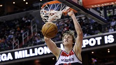 Jan Veselý z Washingtonu st�ílí jeden ze svých ko�� v zápase s Philadelphií.