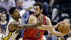 Marco Belinelli (vpravo) z Chicaga bojuje o mí s Paulem Georgem z Indiany.