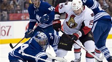 Torontský gólman James Reimer likviduje anci Zacha Smithe z Ottawy.