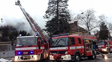 Do neobývané vily plné odpadk� se hasi�i nemohli dostat, proto mohli hasit jen