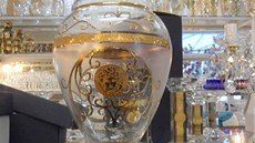 Vzorky padlk skláských a porcelánových výrobk s logem Versace, které koncem