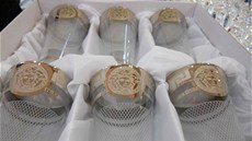 Vzorky padlk skláských a porcelánových výrobk s logem Versace, které koncem