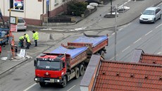 Nákladní automobily, které odvá�í bahno z táborského rybníka Jordán do pískovny