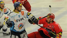 Vítkovický hokejista Jan Káňa posílá k ledu Tomáše Haranta z Českých Budějovic.