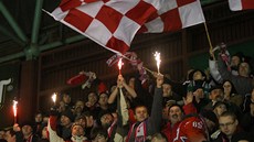 Olomou�tí hokejoví fanou�ci za�ehli oslavné ohn�.