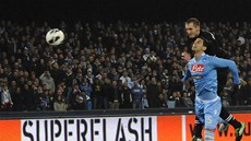Giorgio Chiellini (v černém) ve službách Juventusu vyskočil nad Miguela Britose