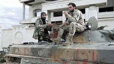 Povstalci ze Svobodné syrské armády, která bojuje proti re�imu Ba�ára Asada,...