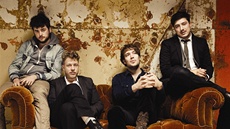 Mumford & Sons. Zpovídaní Ted Dwane a Ben Lovett sedí na gau�i. 