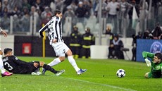 GÓL! Alessandro Matri z Juventusu překonává Frasera Forstera, brankáře Celtiku