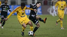 KDO ZÍSKÁ MÍ�? Néstor, zálo�ník Dukly, (vlevo) v souboji s p�íbramským