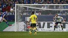 GÓL. Úto�ník Jan-Klaas Huntelaar ze Schalke skóruje do sít� Dortmundu.