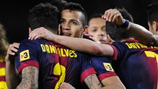 ZÁSTUP GRATULANTŮ. Fotbalisté Barcelony blahopřejí Alexisovi Sánchezovi