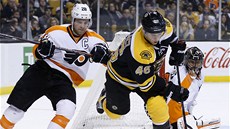 Claude Giroux z Philadelphie stíhá Davida Krejího z Bostonu.