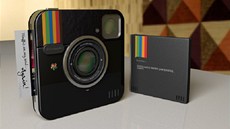 Grafický návrh fotoaparátu Polaroid Socialmatic Camera s ukázkou tisku.
