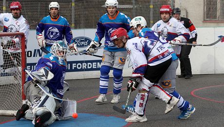 Momentka z hokejbalového duelu Jihlavy (v bílém) proti Ústí nad Labem.