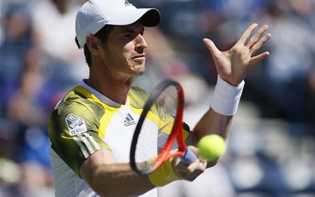 FORHEND. Andy Murray trefuje míek v zápase s ruským tenistou Jevgenijem