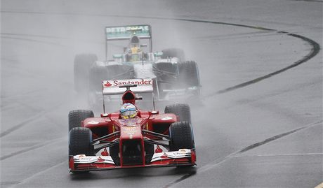 Fernando Alonso s vozem Ferrari ped Lewisem Hamiltonem na Mercedesu v