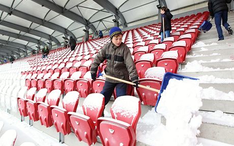 Odklízet sníh v Jihlav pomáhali ped utkáním proti Mladé Boleslavi i dobrovolníci.