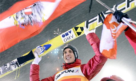 Rakouský skokan na lyích  Gregor Schlierenzauer se raduje z celkového triumfu