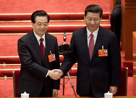 Nový prezident Si in-pching (vpravo) si tese rukou se svým o deset let