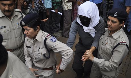 Indické policistky odvádjí znásilnnou enu na vyetení do nemocnice. 