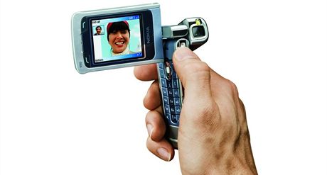 Nokia N90 - mobil nebo videokamera? Telefon ml hodn neobvyklou konstrukci s