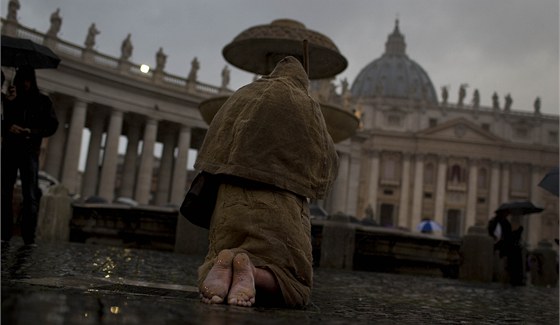 Bosý poutník ped bazilikou svatého Petra ve Vatikánu (12. bezna 2013)