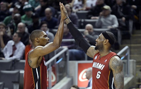 Hvzdy Miami LeBron James (vpravo) a Chris Bosh.