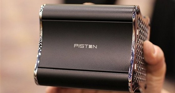 Model Steamboxu od spolenosti Xi3 pojmenovaný Piston.