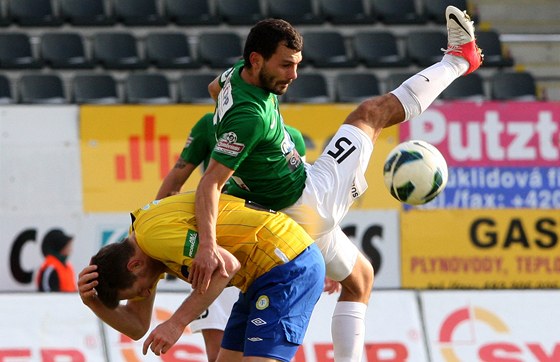 DO SEDLA! Jablonecký fotbalista Lubo Louka naskoil na teplického soupee.