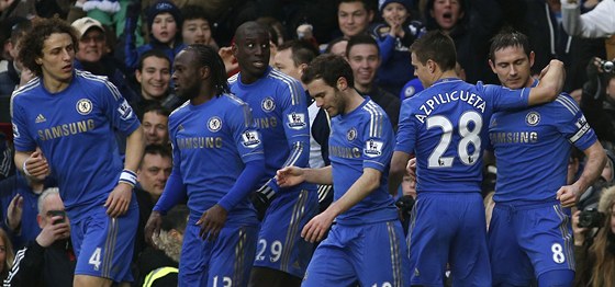MODRÁ RADOST. Fotbalisté Chelsea se radují z gólu v utkání s West Hamem.