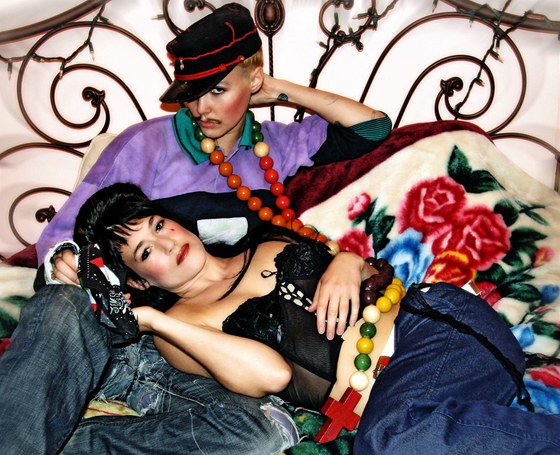 CocoRosie. Americké hudební duo, které zaloily v roce 2003 sestry Sierra Rose