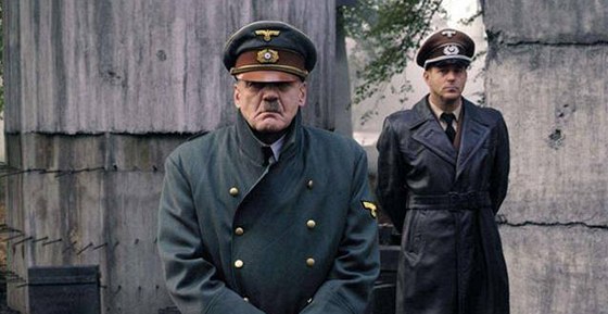 Bruno Ganz jako Hitler v Pádu tetí íe