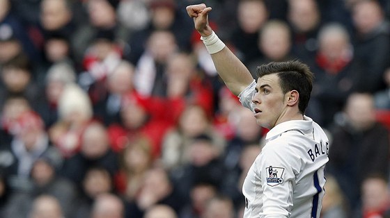 DKY ZA PIHRVKU. Gareth Bale, hvzda Tottenhamu, oceuje pas svho spoluhre.