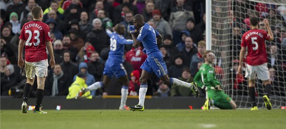 VYROVNÁNO. Brazilský záloník Ramires (vpedu) oslavuje druhý gól Chelsea,