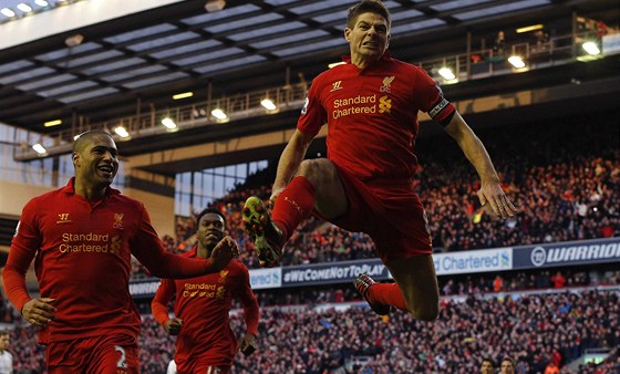 SKOK DO EXTÁZE. Liverpoolský kapitán Steven Gerrard oslavuje promnnou penaltu