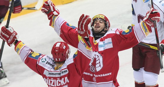 POJ SLAVIT! Stelec glu Martin Rika se raduje se spoluhrem Josefem