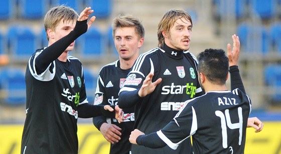 MÁME TI BODY! Fotbalisté Píbrami se radují z vítzství nad Slováckem.