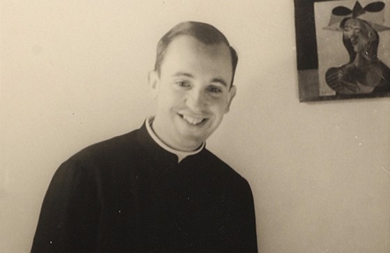 Nový pape se smje na archivní fotografii z roku 1966.