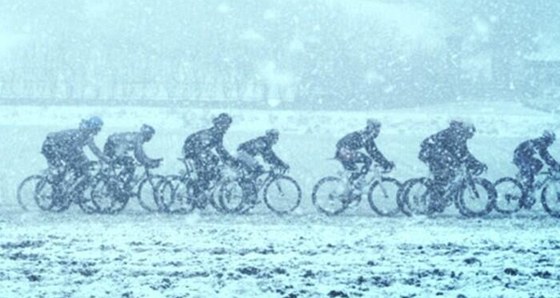 SNHOVÉ PEKLO. Cyklisté museli v první jarní klasice Milán-San Remo bojovat s