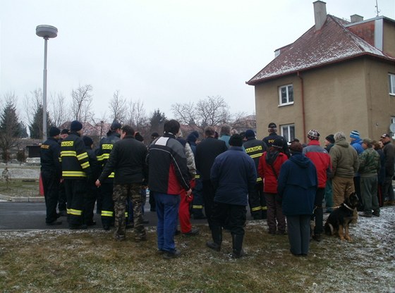 Do pátrání po edesátileté en se zapojily i desítky místních obyvatel,