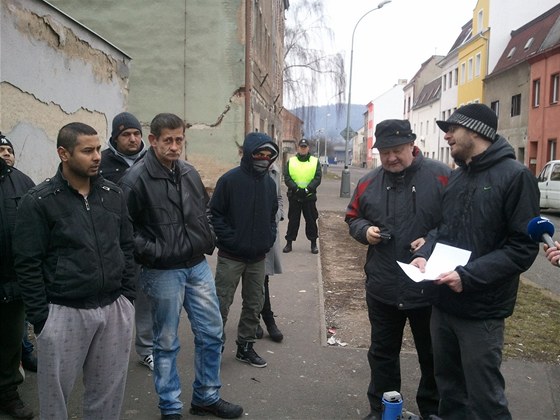 Aktivista Miroslav Bro (s papírem v ruce) se v úterý s Romy v ústecké ásti