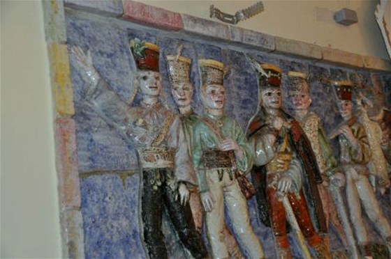 Keramická mozaika s druinou zbojníka Jánoíka v pracovn slovenského premiéra