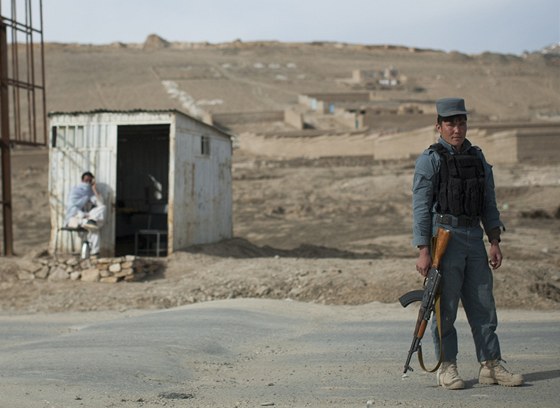Afghánský policista dohlíí na bezpenost ve strategické provincii Vardak.