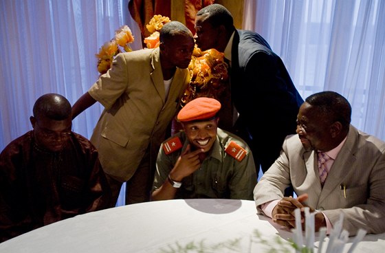 Na snímku z roku 2009 vystupuje Bosco Ntaganda (uprosted) na tiskové...