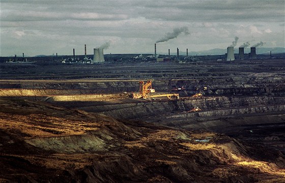 Povrchový Důl ČSA se rozkládá nedaleko Litvínova (v pozadí).