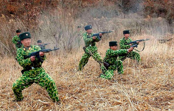 Severokorejtí vojáci pi armádním cviení na neupesnném míst v KLDR. (11....