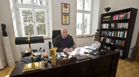 Bývalý prezident Václav Klaus zaal úadovat v barokním zámeku na praské