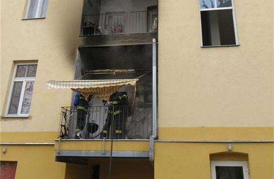 Poár plastového nábytku na jednom z balkon típatrového bytového domu v